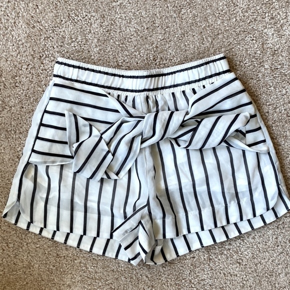 J.O.A. Los Angeles Tie Front Shorts - Picture 2 of 8